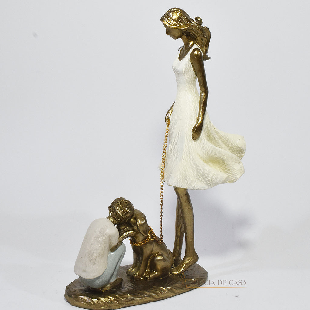 Estatueta decorativa de resina representando uma mãe segurando a coleira de um cachorro, enquanto seu filho se ajoelha e interage com o pet, simbolizando amor e conexão familiar.