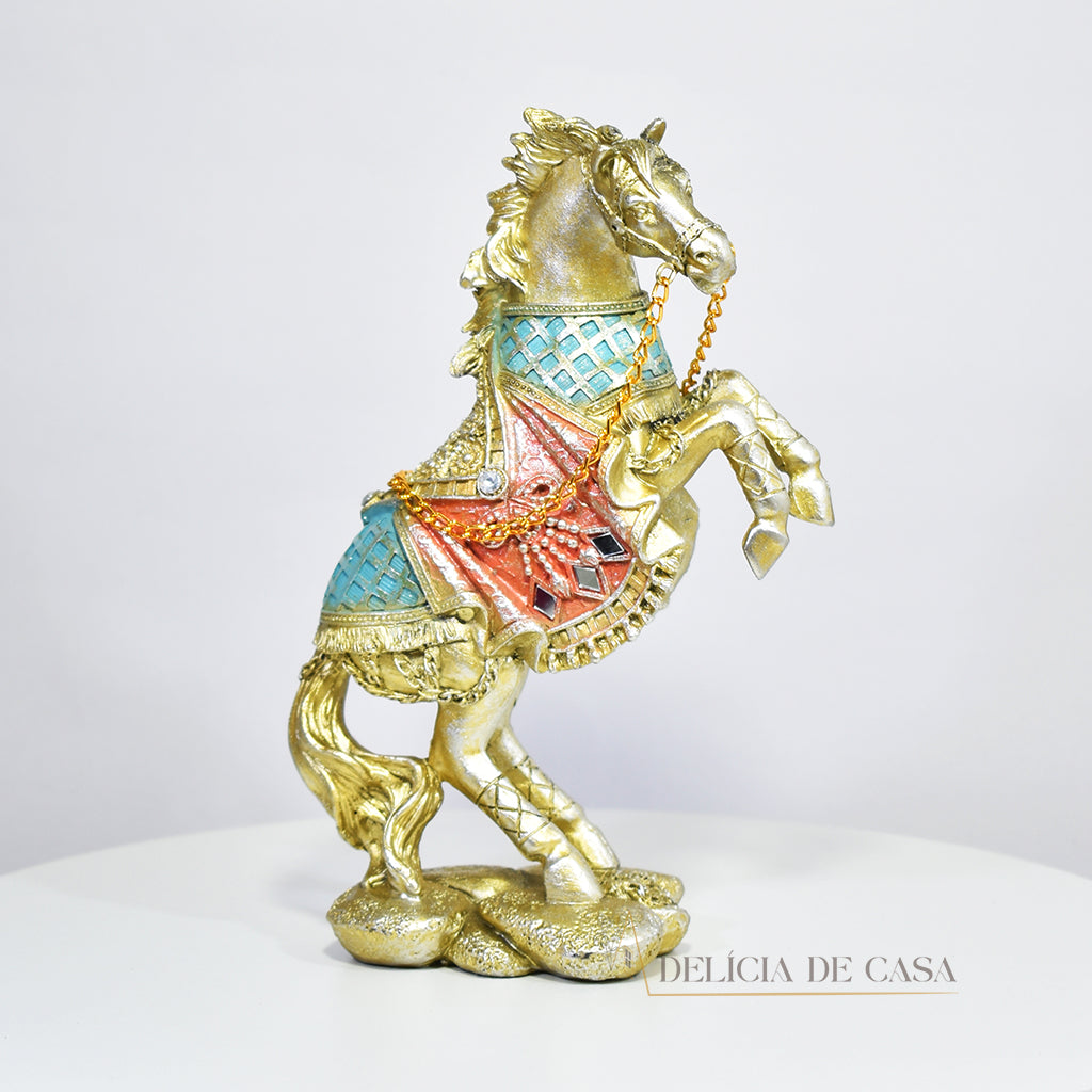 Estatueta decorativa de cavalo em resina com detalhes dourados e coloridos. Um design elegante para valorizar a decoração de salas, escritórios ou ambientes sofisticados