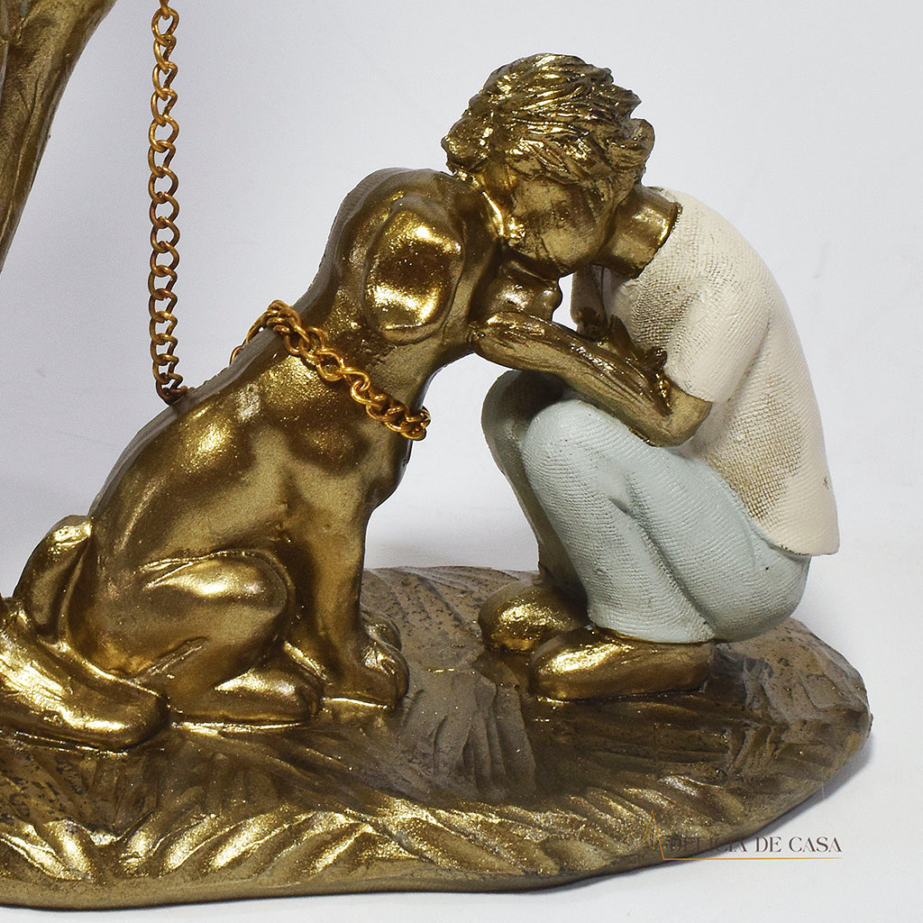 Estatueta decorativa de resina representando uma mãe segurando a coleira de um cachorro, enquanto seu filho se ajoelha e interage com o pet, simbolizando amor e conexão familiar.