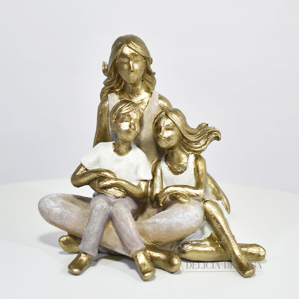 Escultura decorativa em resina dourada representando mãe com dois filhos. Elegância, simbolismo e afeto para sua decoração ou presente especial.
