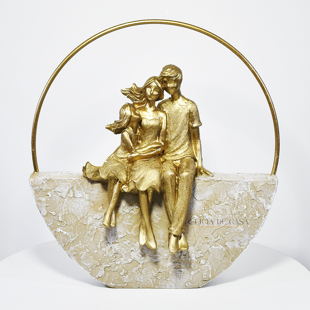 Escultura decorativa dourada de casal com filha em resina, peça elegante e simbólica para decoração de casa, sala ou quarto.