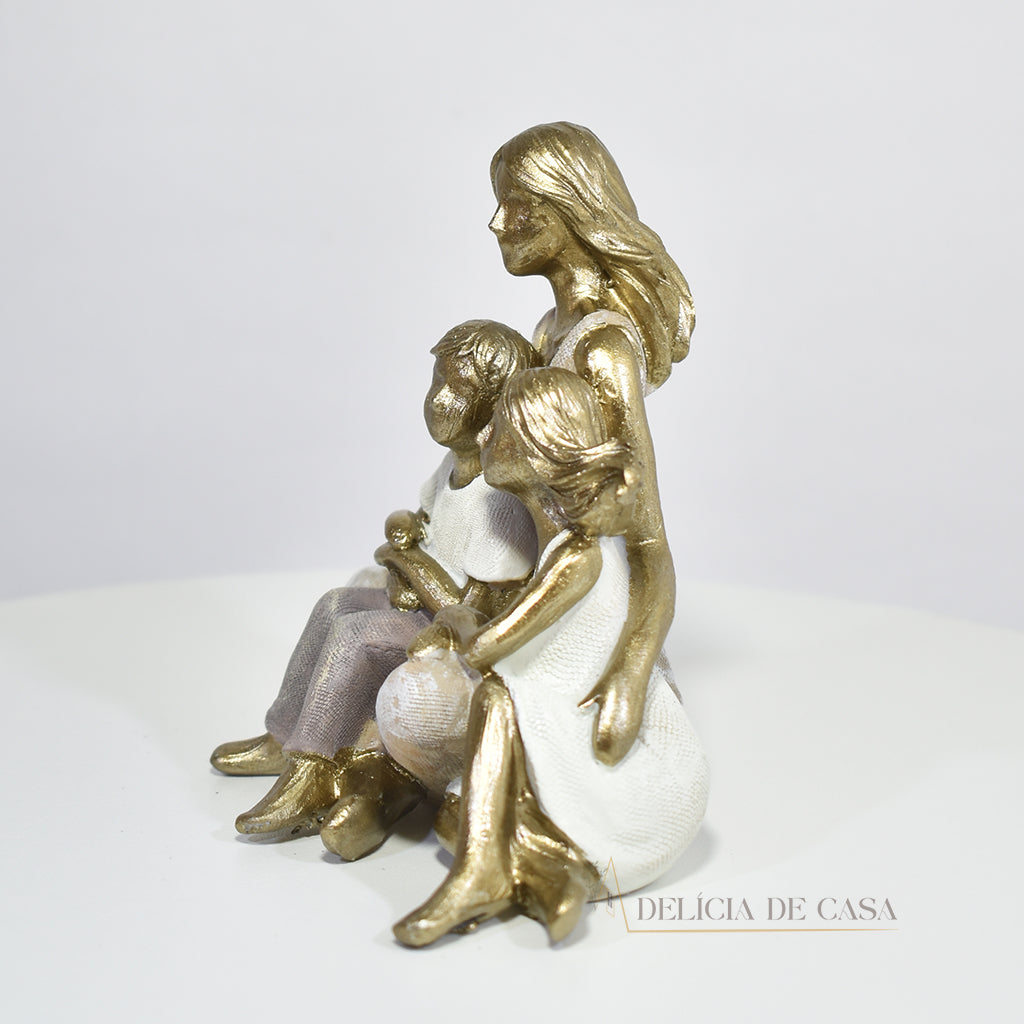 PrEscultura decorativa em resina dourada representando mãe com dois filhos. Elegância, simbolismo e afeto para sua decoração ou presente especial.