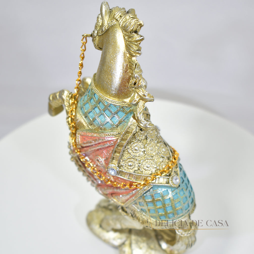 Estatueta decorativa de cavalo em resina com detalhes dourados e coloridos. Um design elegante para valorizar a decoração de salas, escritórios ou ambientes sofisticados