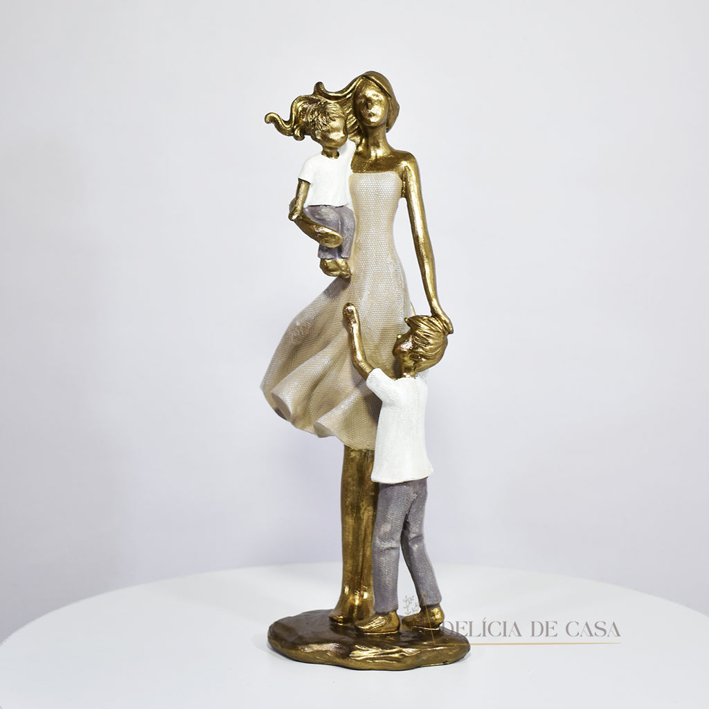 Escultura de mãe com dois filhos em resina dourada. Uma peça elegante e simbólica que representa o amor familiar, ideal para decorar ambientes ou presentear em ocasiões especiais.