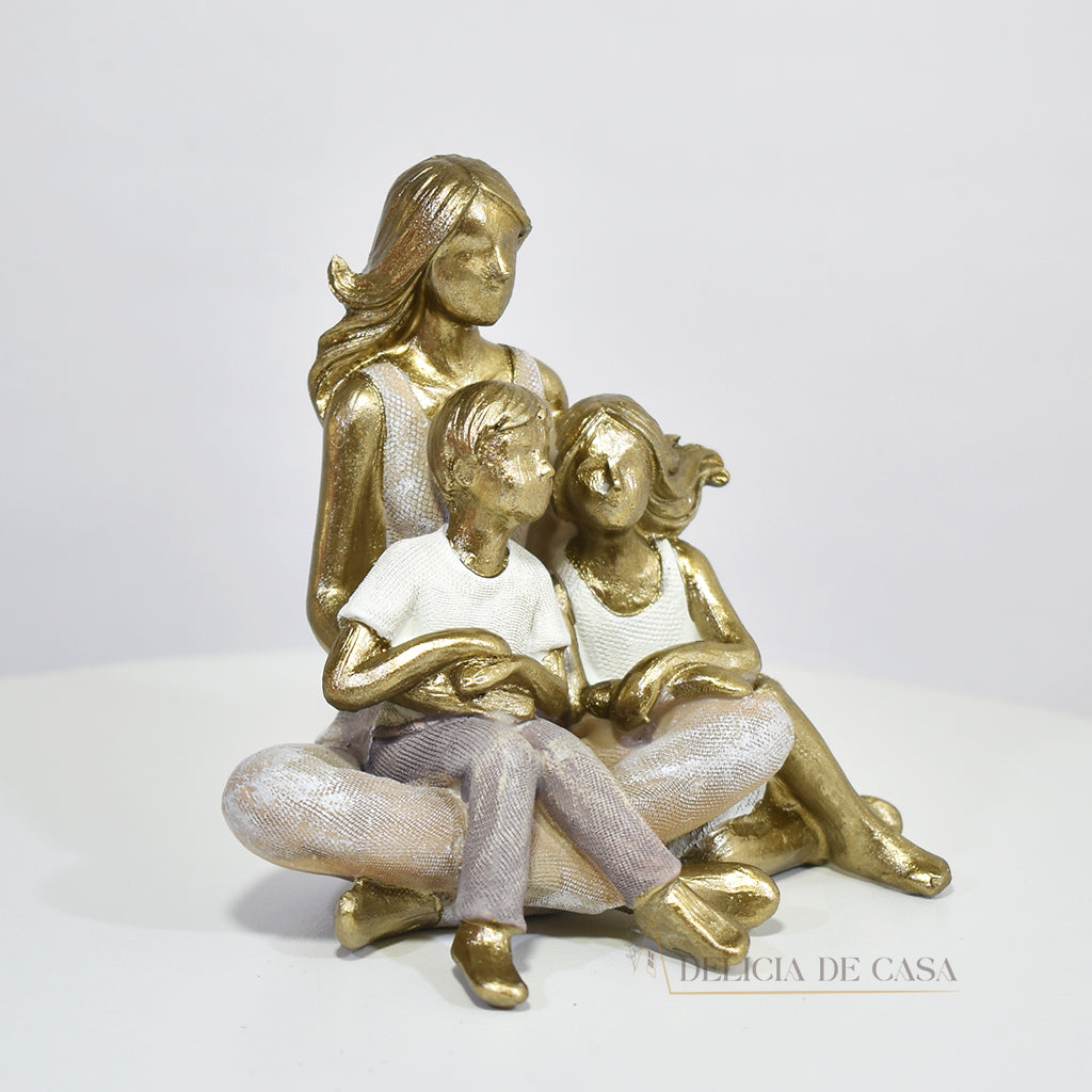 Escultura decorativa em resina dourada representando mãe com dois filhos. Elegância, simbolismo e afeto para sua decoração ou presente especial.