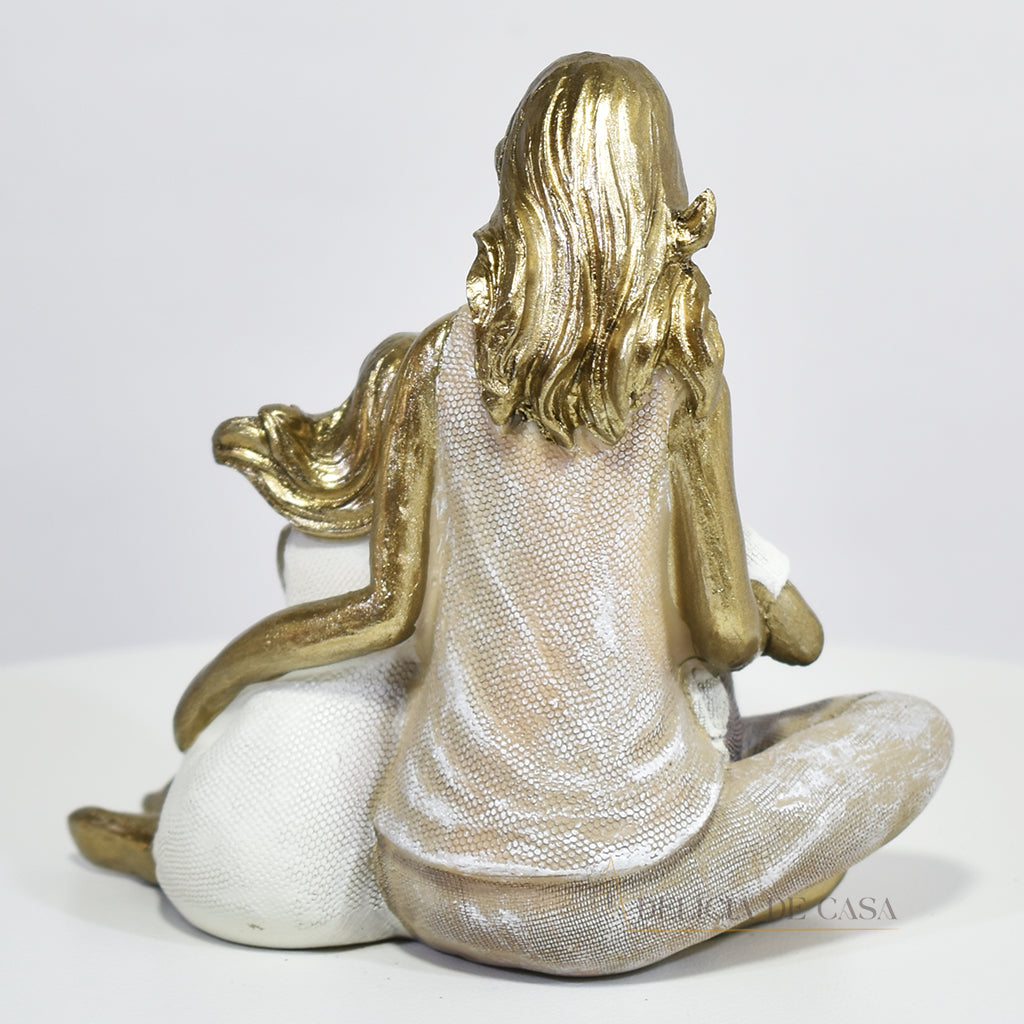 Escultura decorativa em resina dourada representando mãe com dois filhos. Elegância, simbolismo e afeto para sua decoração ou presente especial.