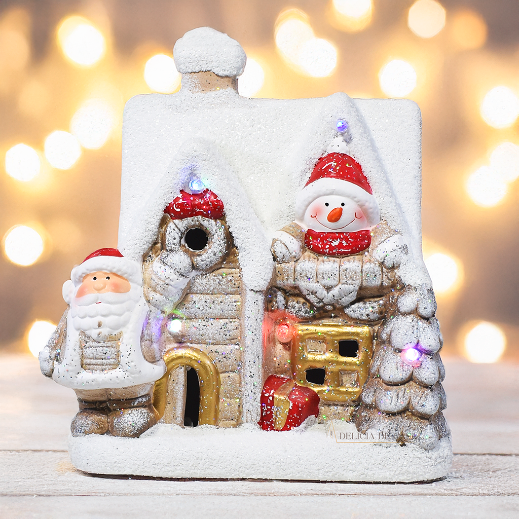 Casinha decorativa de Natal com Papai Noel, boneco de neve e árvore, feita em resina com glitter e luzes coloridas, 22 cm de altura.