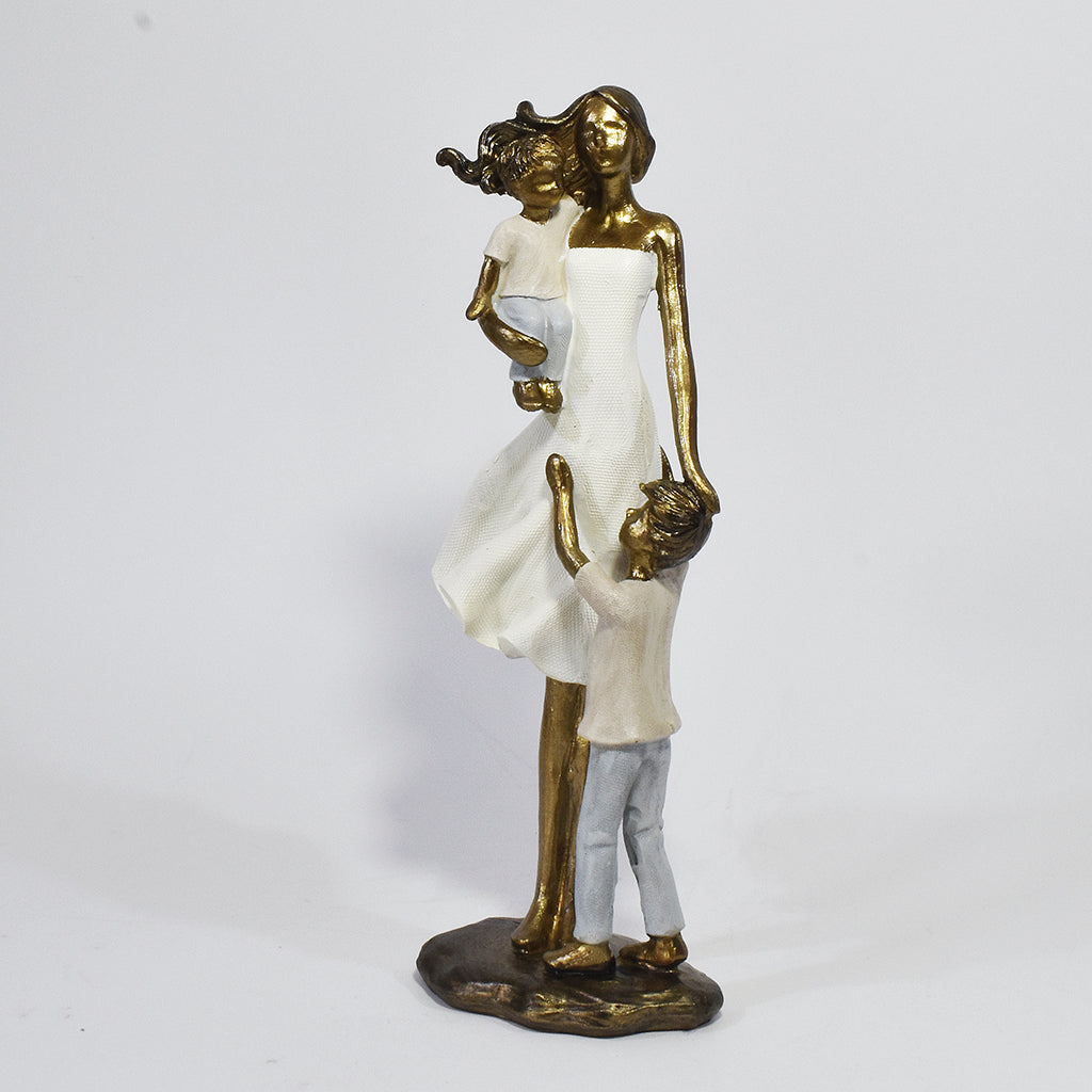 Escultura de mãe com dois filhos em resina dourada. Uma peça elegante e simbólica que representa o amor familiar, ideal para decorar ambientes ou presentear em ocasiões especiais.