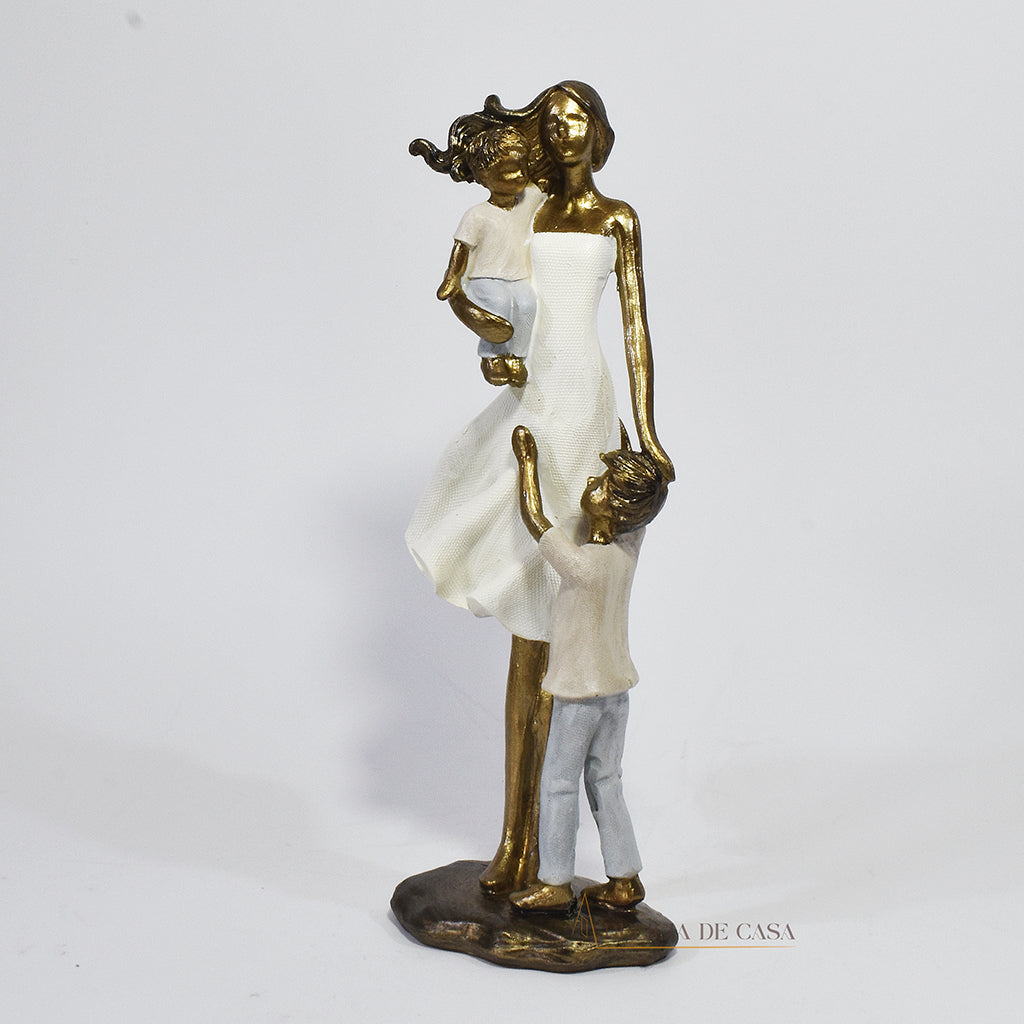Escultura de mãe com dois filhos em resina dourada. Uma peça elegante e simbólica que representa o amor familiar, ideal para decorar ambientes ou presentear em ocasiões especiais.