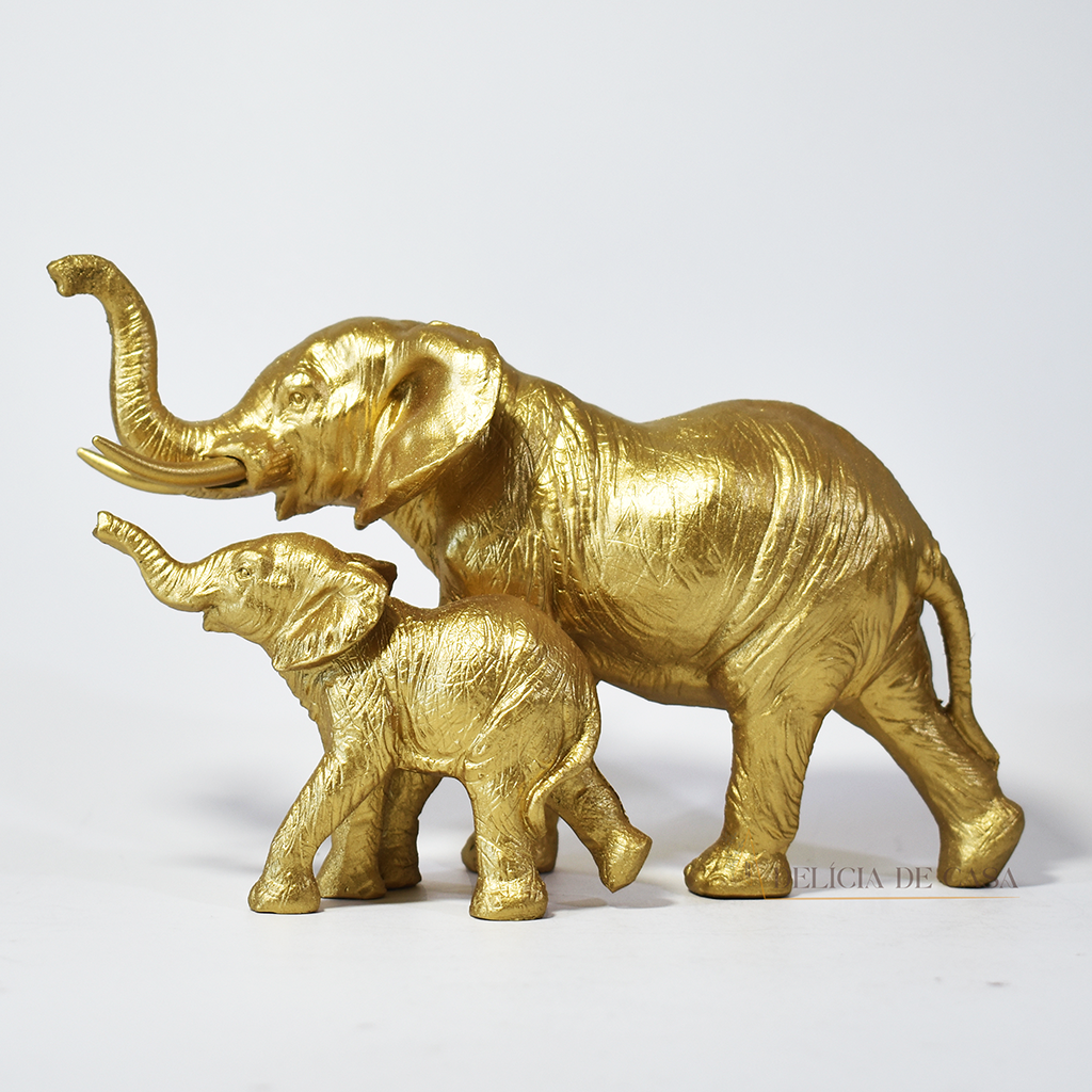 Escultura decorativa de elefante com filhote em resina dourada, simbolizando proteção, união familiar e prosperidade.
