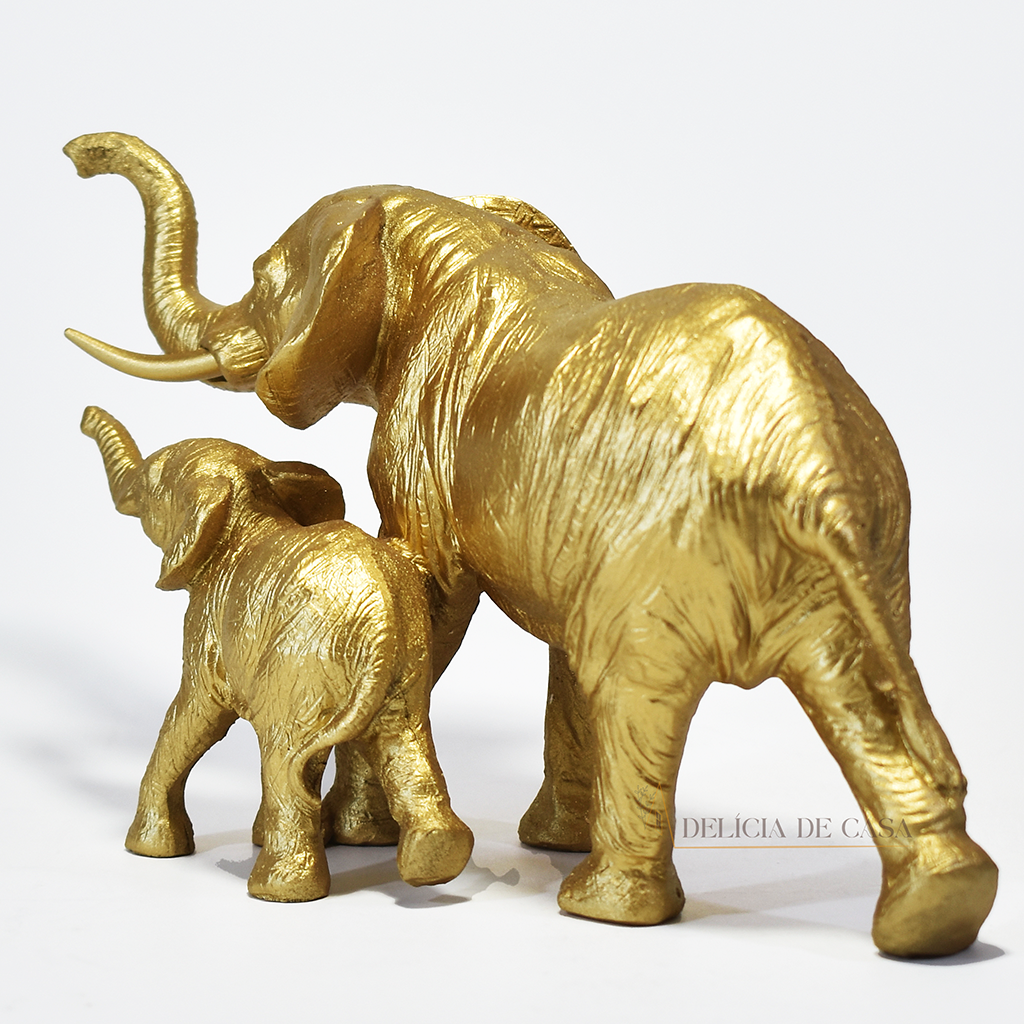 Escultura decorativa de elefante com filhote em resina dourada, simbolizando proteção, união familiar e prosperidade.