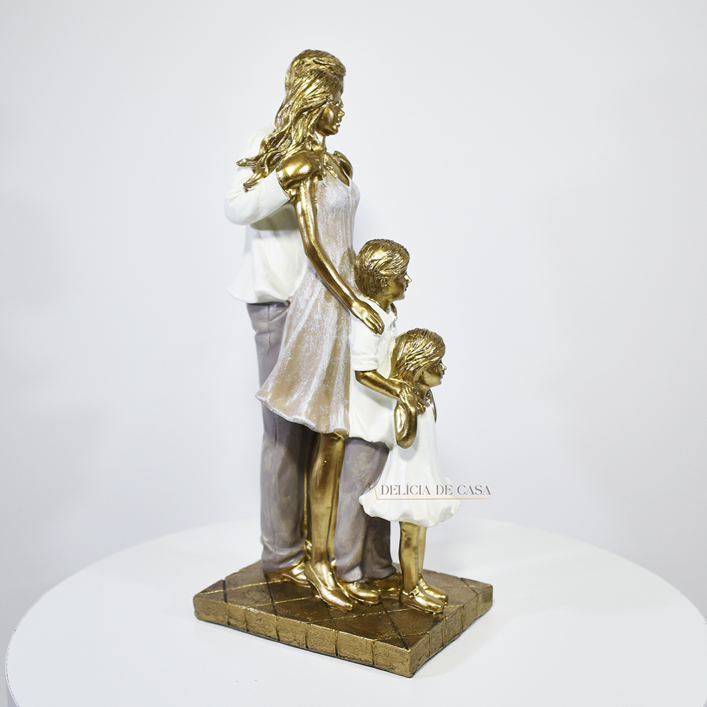 Estátua decorativa em resina dourada representando família com casal e dois filhos, peça sofisticada para decoração e presente.