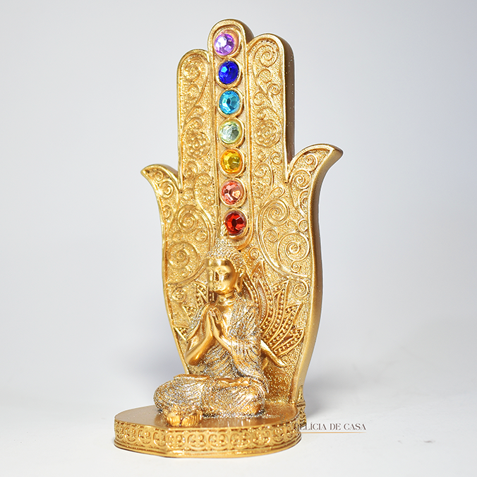 Incensário dourado em formato de mão com pedras coloridas dos 7 chakras e imagem de Buda em posição de meditação, usado para aromaterapia, decoração e equilíbrio energético
