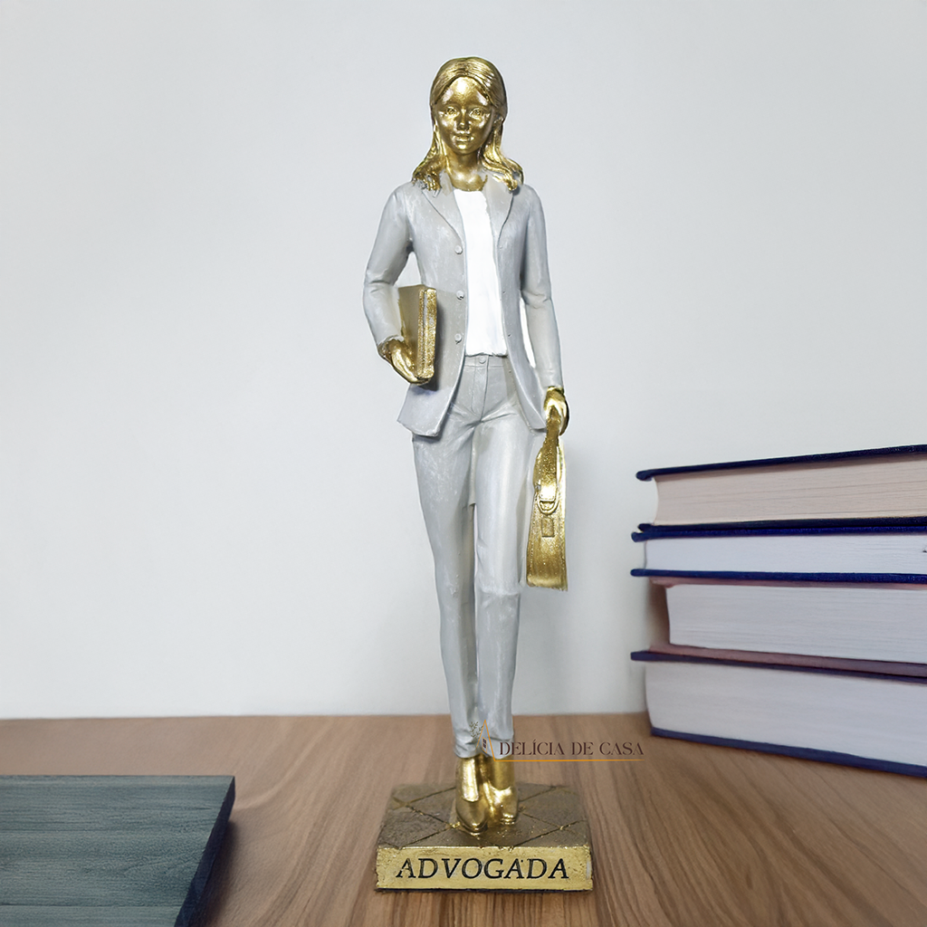 Estátua decorativa de advogada em resina dourada com pasta e livro, presente para formatura em Direito.