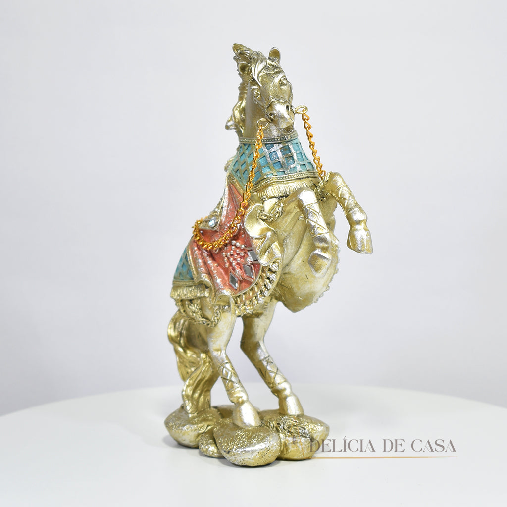 Estatueta decorativa de cavalo em resina com detalhes dourados e coloridos. Um design elegante para valorizar a decoração de salas, escritórios ou ambientes sofisticados