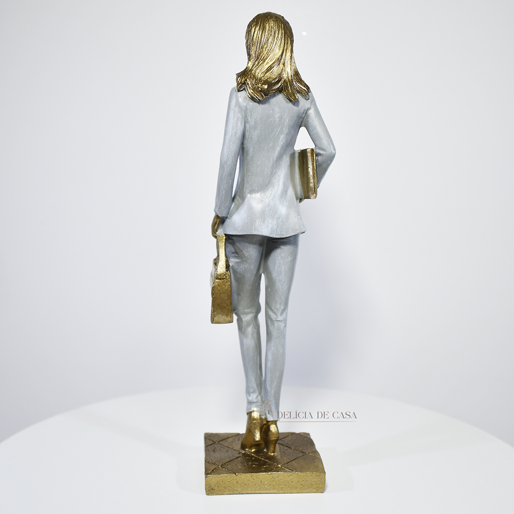 Estátua decorativa de advogada em resina dourada com pasta e livro, presente para formatura em Direito.