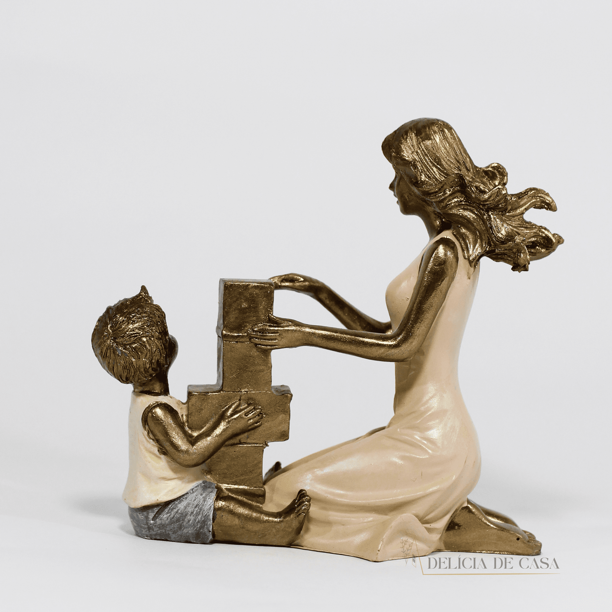 Estátua Decorativa Mãe e Filho Brincando em Resina Dourada
