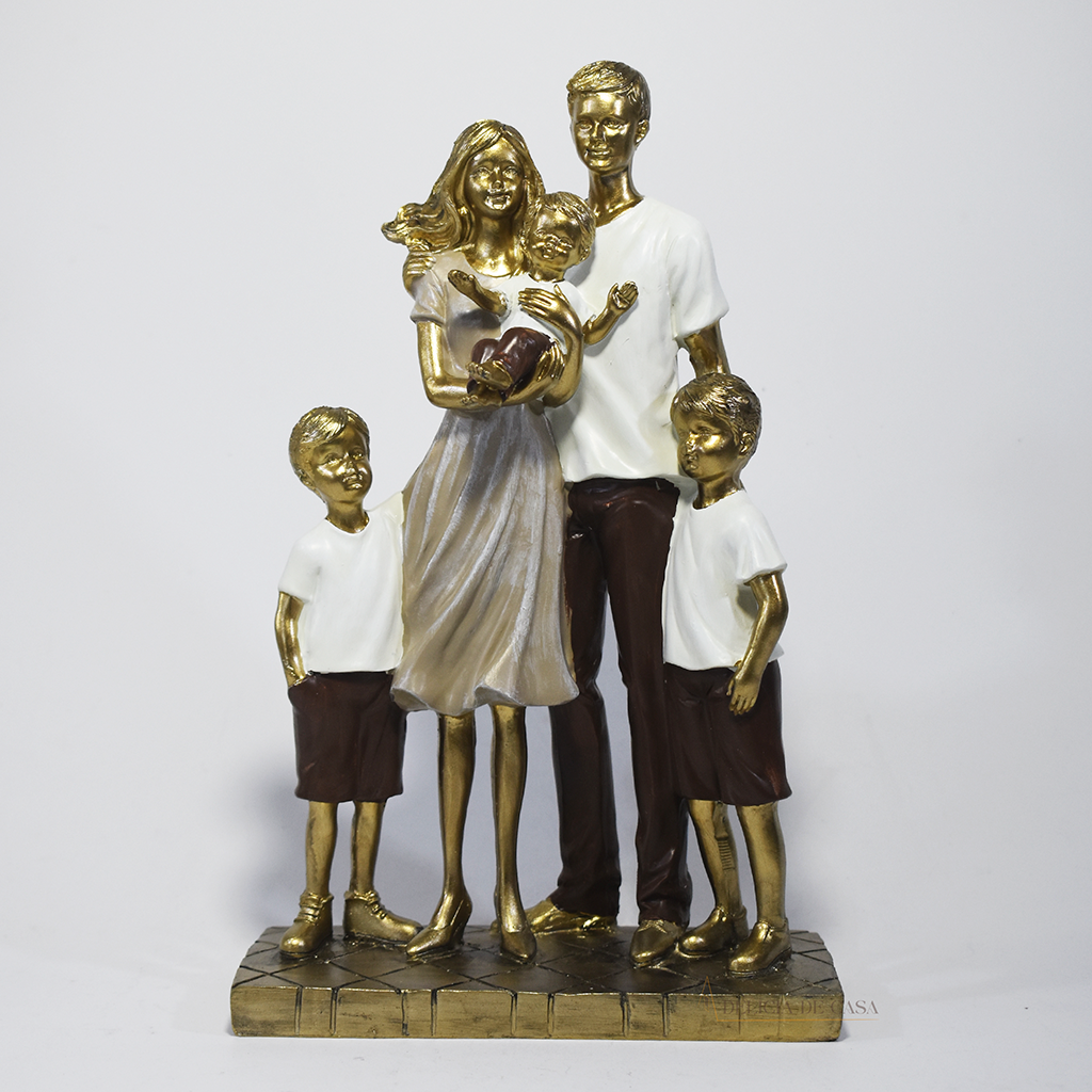 Escultura decorativa em resina representando família com pai, mãe e três filhos, acabamento dourado, branco e marrom, símbolo de amor, união e proteção familiar. Medidas de 25,5x17x8 cm.