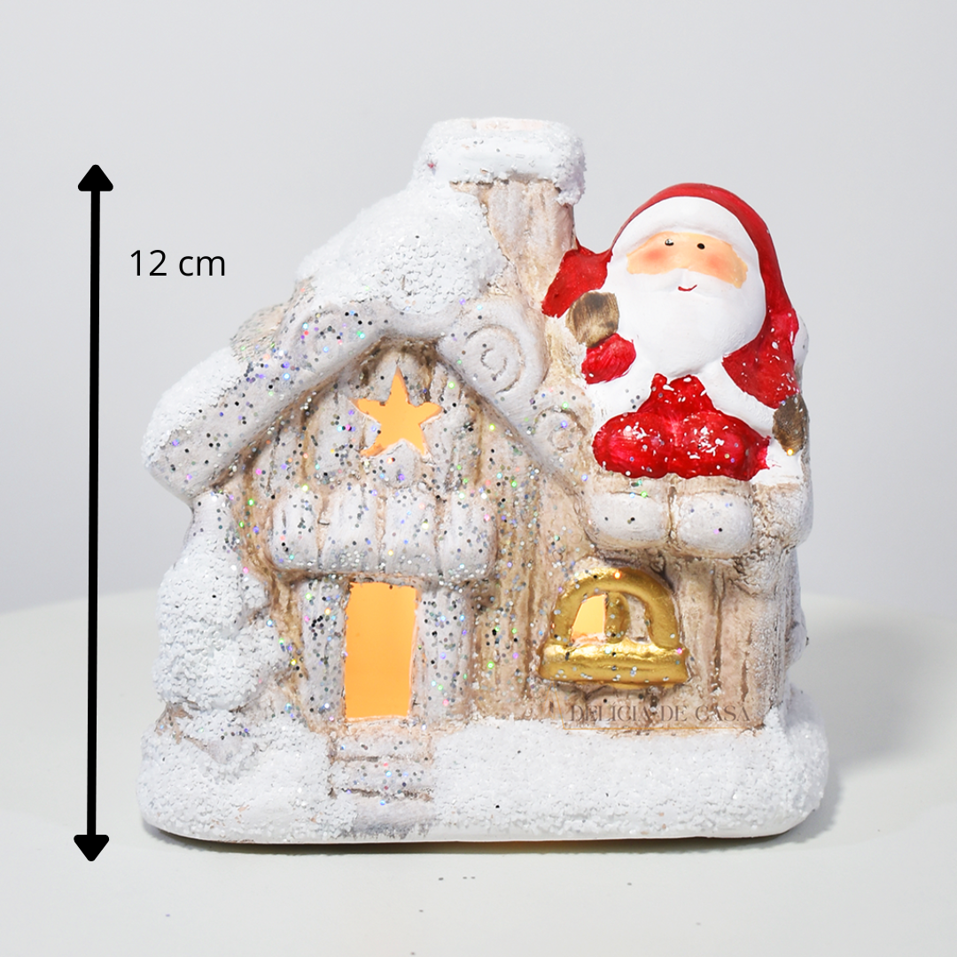 Casinha decorativa de Natal com Papai Noel e neve, feita em resina com glitter e luz interna, 12 cm de altura, nas cores bege, vermelho e cinza.