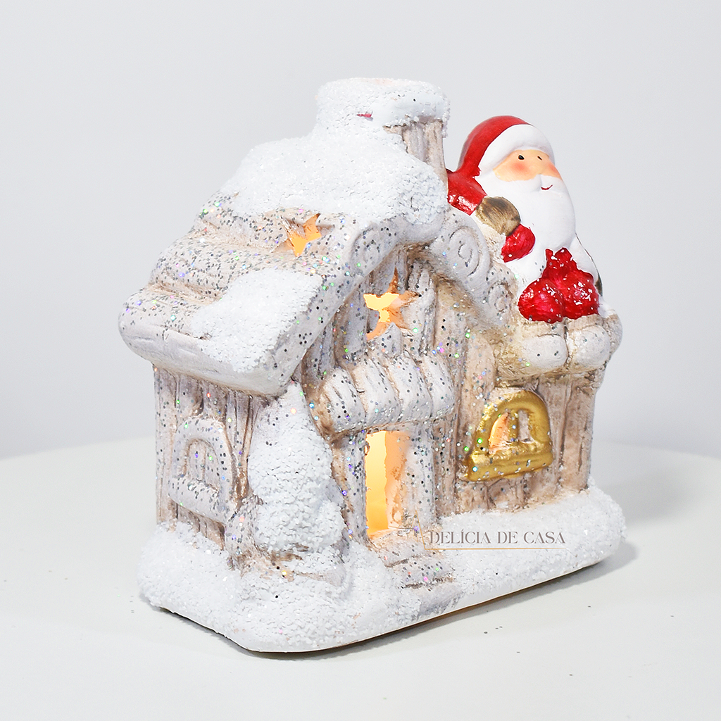 Casinha decorativa de Natal com Papai Noel e neve, feita em resina com glitter e luz interna, 12 cm de altura, nas cores bege, vermelho e cinza.
