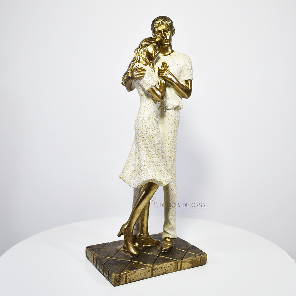 Estátua decorativa em resina dourada representando casal com filhos sentados em base artística, símbolo de união e amor familiar.