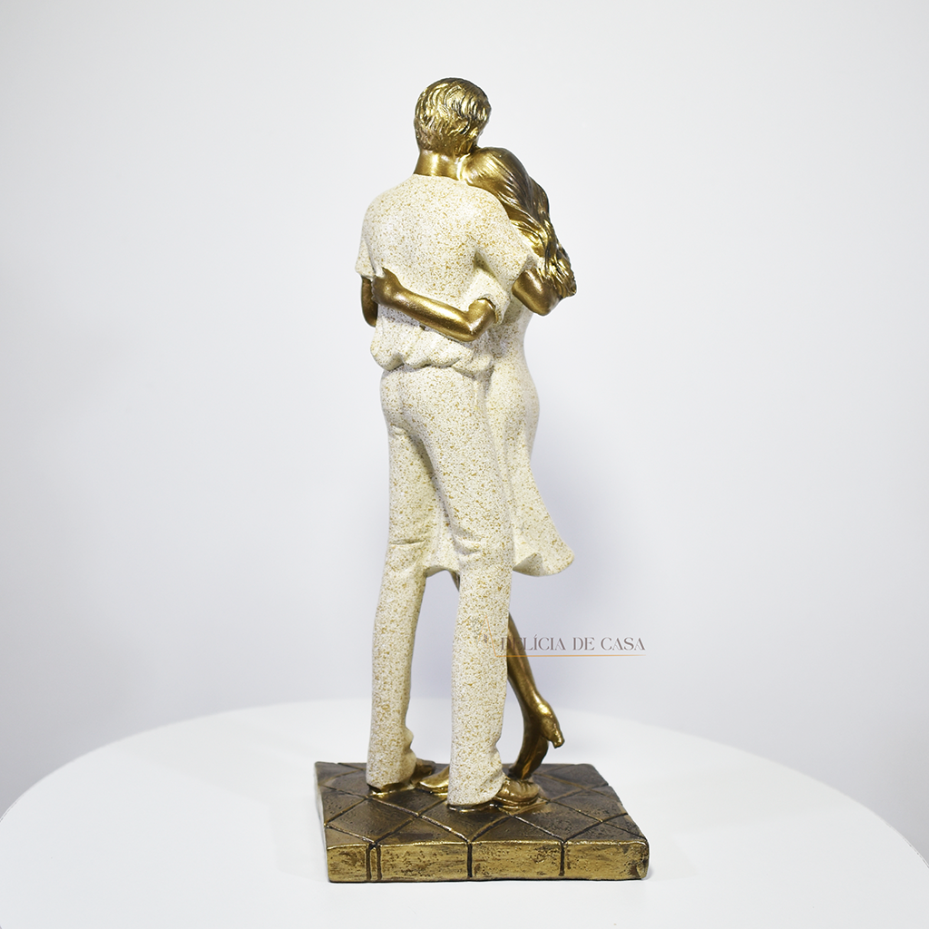 Estátua decorativa em resina dourada representando casal com filhos sentados em base artística, símbolo de união e amor familiar.