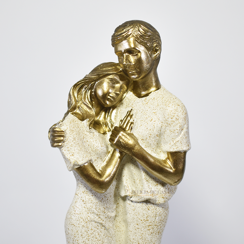 Estátua decorativa em resina dourada representando casal com filhos sentados em base artística, símbolo de união e amor familiar.