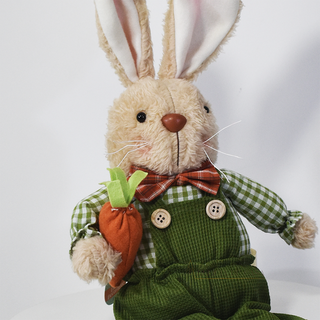 Coelho decorativo de Páscoa em pelúcia sentado, com pernas flexíveis, ideal para decoração de prateleiras, aparadores e estantes.