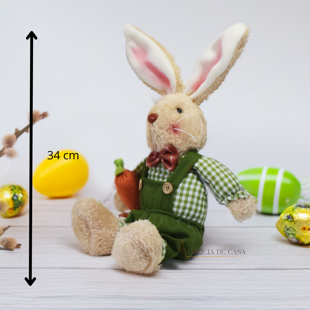 Coelho de Pelúcia Decorativo com Roupa Verde – Enfeite de Páscoa