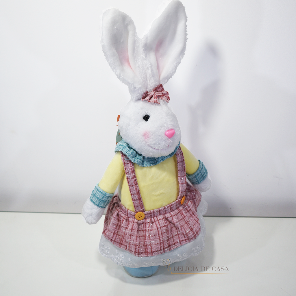 Coelha decorativa de Páscoa em pelúcia com vestido colorido, ideal para decoração de mesa, aparador e sala de estar.