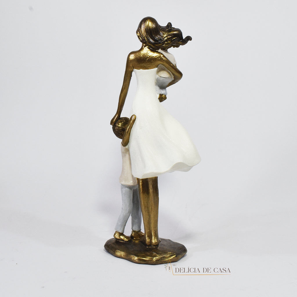 Escultura de mãe com dois filhos em resina dourada. Uma peça elegante e simbólica que representa o amor familiar, ideal para decorar ambientes ou presentear em ocasiões especiais.