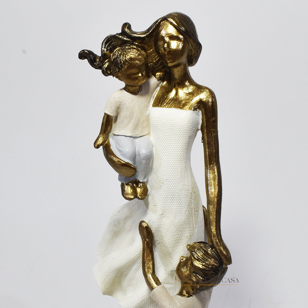Escultura de mãe com dois filhos em resina dourada. Uma peça elegante e simbólica que representa o amor familiar, ideal para decorar ambientes ou presentear em ocasiões especiais.