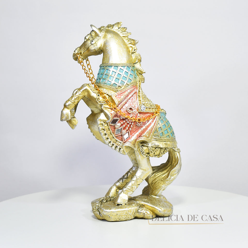 Estatueta decorativa de cavalo em resina com detalhes dourados e coloridos. Um design elegante para valorizar a decoração de salas, escritórios ou ambientes sofisticados