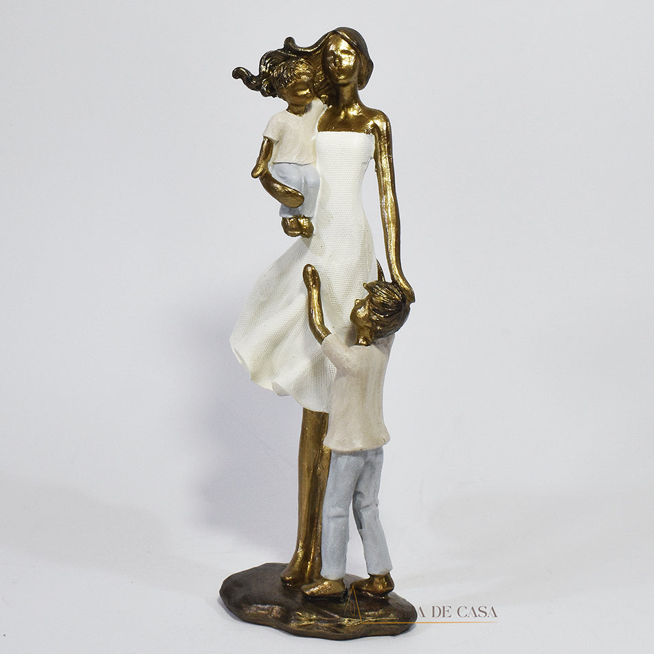 Escultura de mãe com dois filhos em resina dourada. Uma peça elegante e simbólica que representa o amor familiar, ideal para decorar ambientes ou presentear em ocasiões especiais.