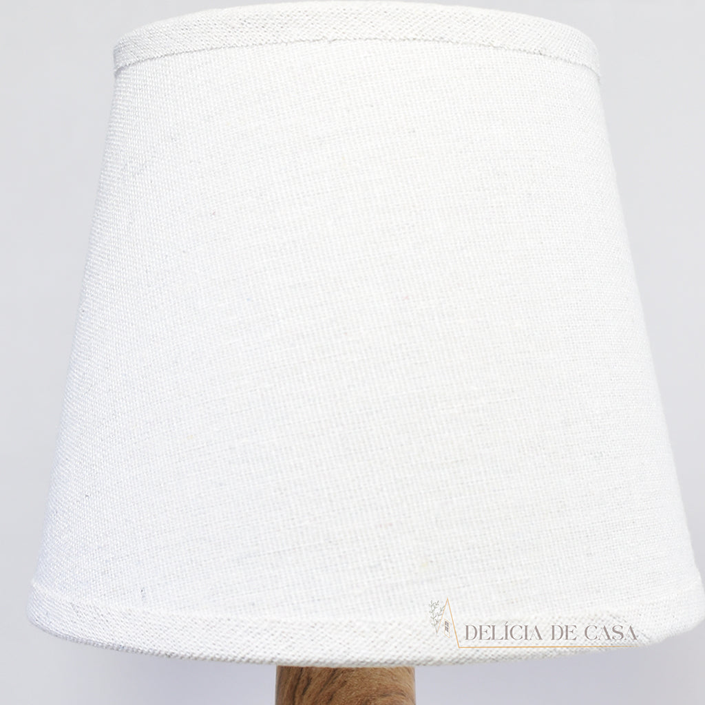 Abajur decorativo com base de madeira e cúpula de tecido bege. Um design moderno e funcional, perfeito para iluminar quartos, salas ou escritórios com estilo e aconchego.