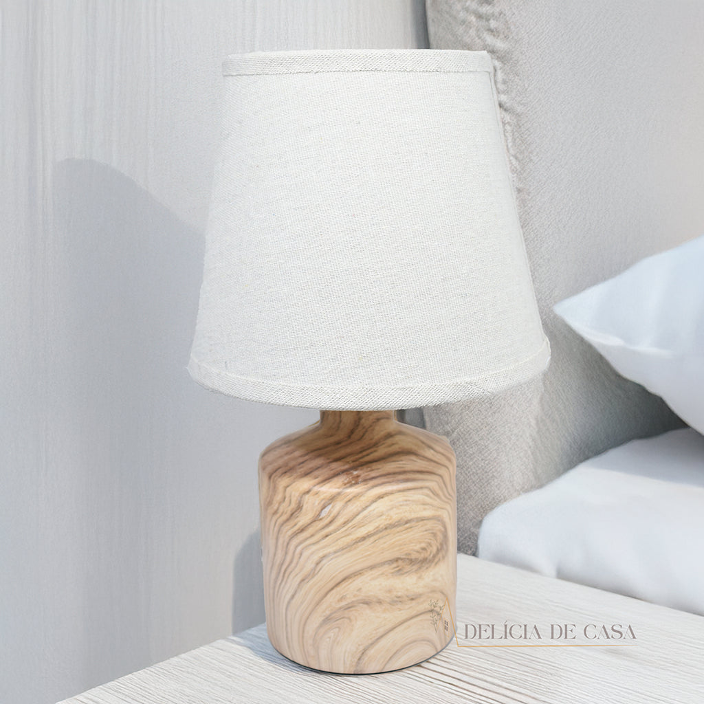 Abajur decorativo com base de madeira e cúpula de tecido bege. Um design moderno e funcional, perfeito para iluminar quartos, salas ou escritórios com estilo e aconchego.