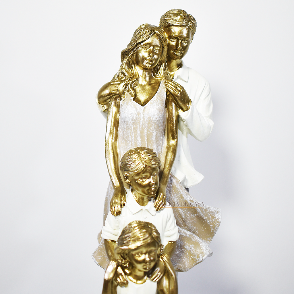 Estátua decorativa em resina dourada representando família com casal e dois filhos, peça sofisticada para decoração e presente.