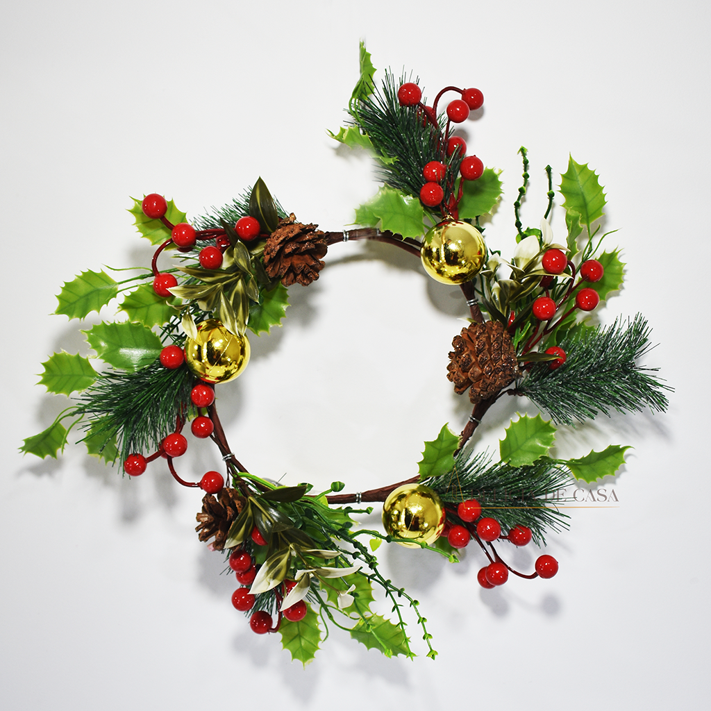 Guirlanda de Natal decorativa com cerejas vermelhas, bolas douradas, pinhas e folhagens verdes, ideal para pendurar na porta ou parede e decorar a casa no Natal.
