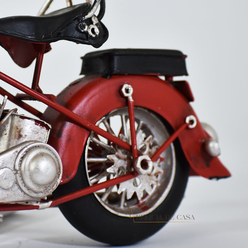 Miniatura de motocicleta vintage vermelha com detalhes em metal, estilo retrô, usada para decoração ou coleção