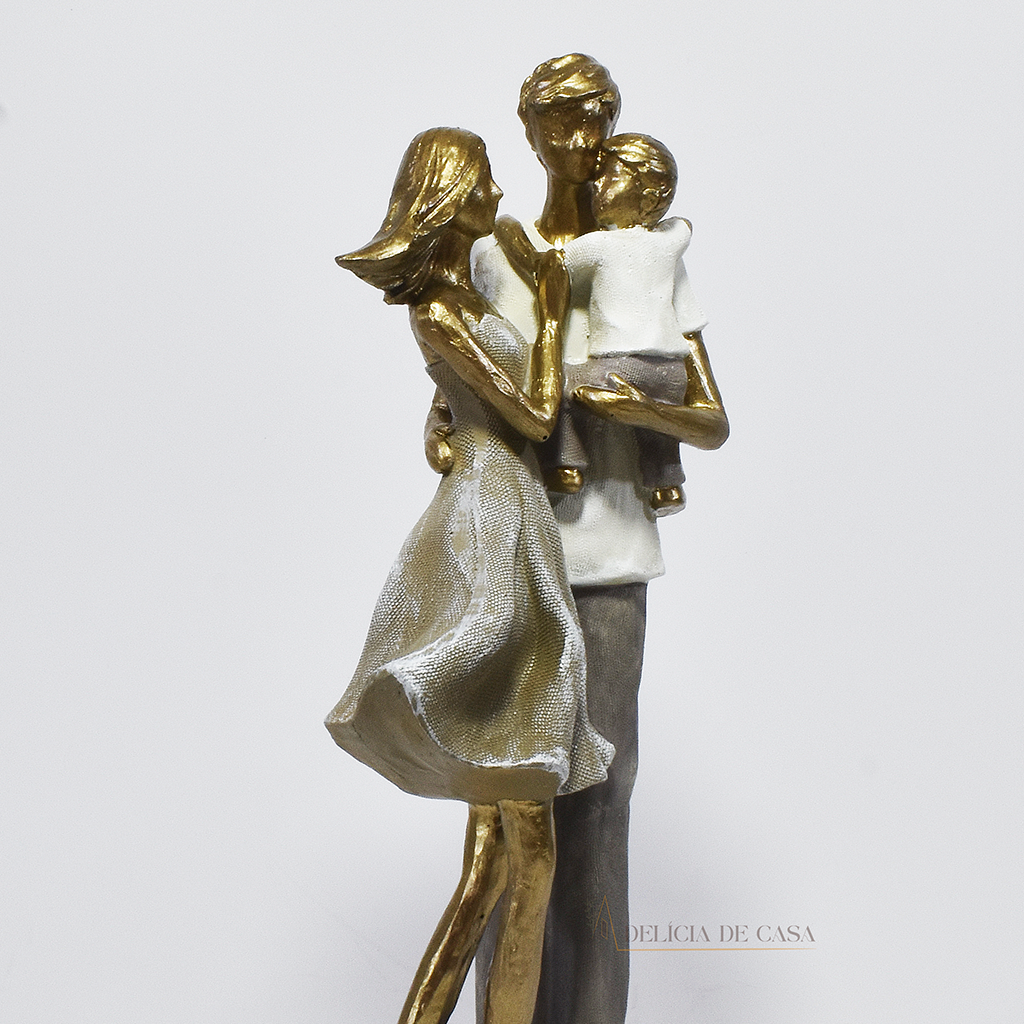 Estatueta decorativa de um casal com filho no colo, feita em resina com acabamento dourado e tons suaves, simbolizando amor e união familiar.