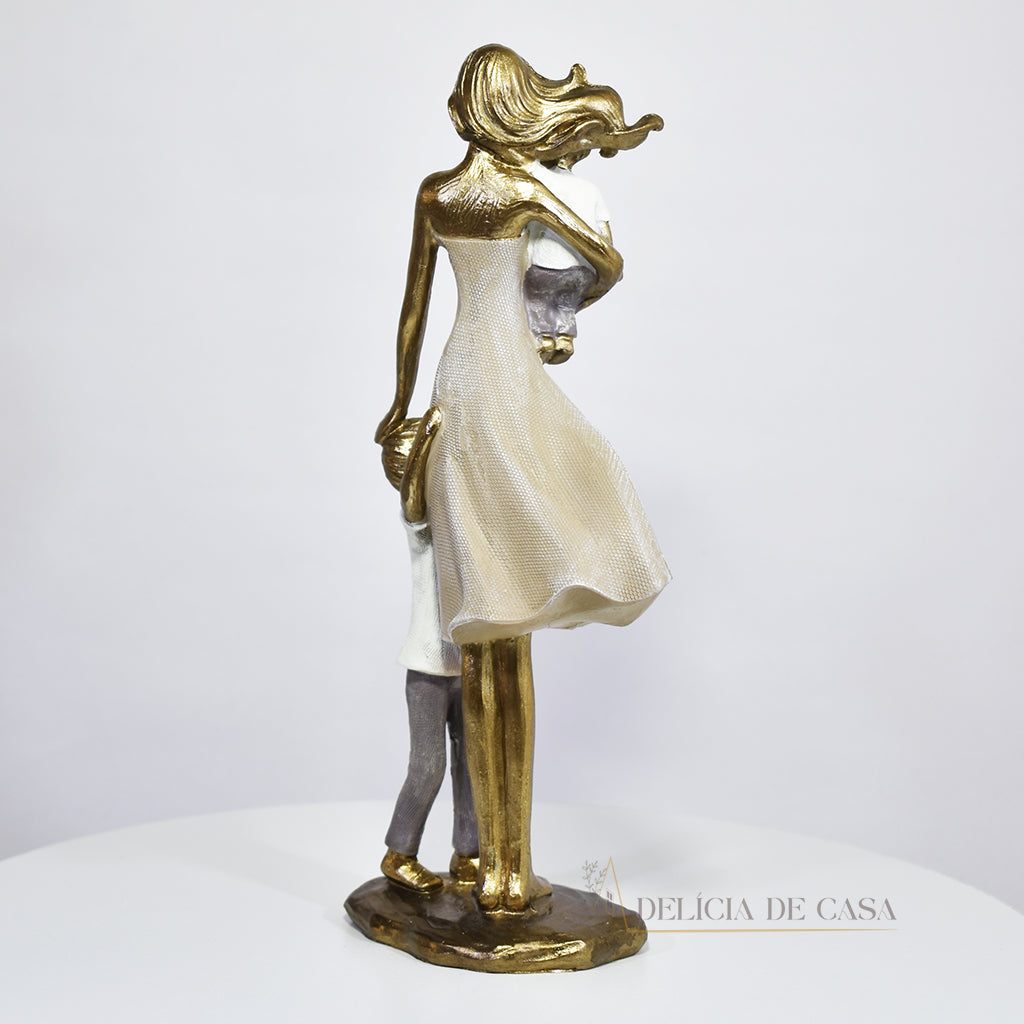 Escultura de mãe com dois filhos em resina dourada. Uma peça elegante e simbólica que representa o amor familiar, ideal para decorar ambientes ou presentear em ocasiões especiais.