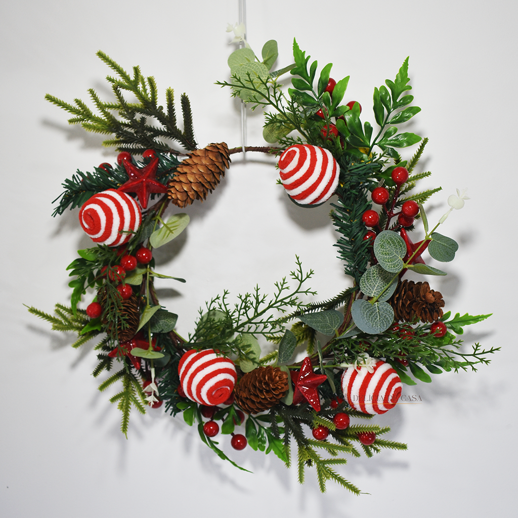 Guirlanda de Natal decorativa com bolas vermelhas e brancas, pinhas e folhagens verdes, ideal para pendurar na porta ou parede e decorar a casa no Natal.