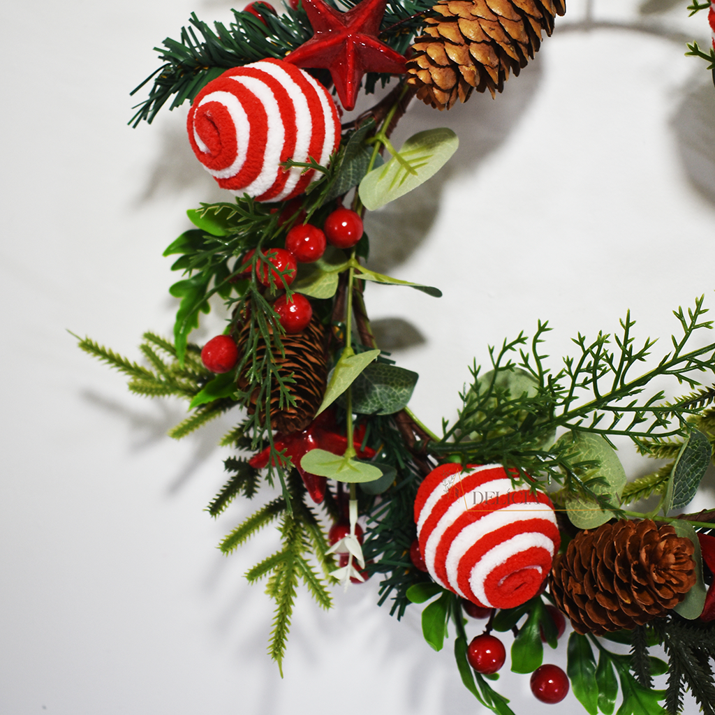 Guirlanda de Natal decorativa com bolas vermelhas e brancas, pinhas e folhagens verdes, ideal para pendurar na porta ou parede e decorar a casa no Natal.