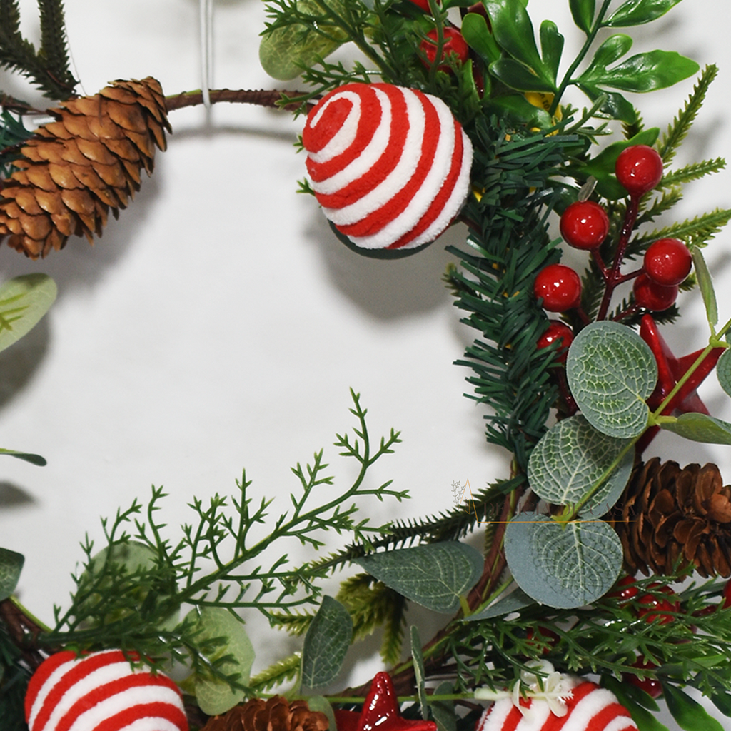 Guirlanda de Natal decorativa com bolas vermelhas e brancas, pinhas e folhagens verdes, ideal para pendurar na porta ou parede e decorar a casa no Natal.