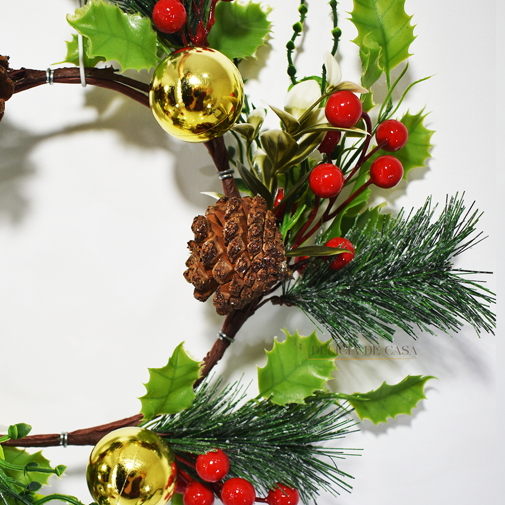 Guirlanda de Natal decorativa com cerejas vermelhas, bolas douradas, pinhas e folhagens verdes, ideal para pendurar na porta ou parede e decorar a casa no Natal.