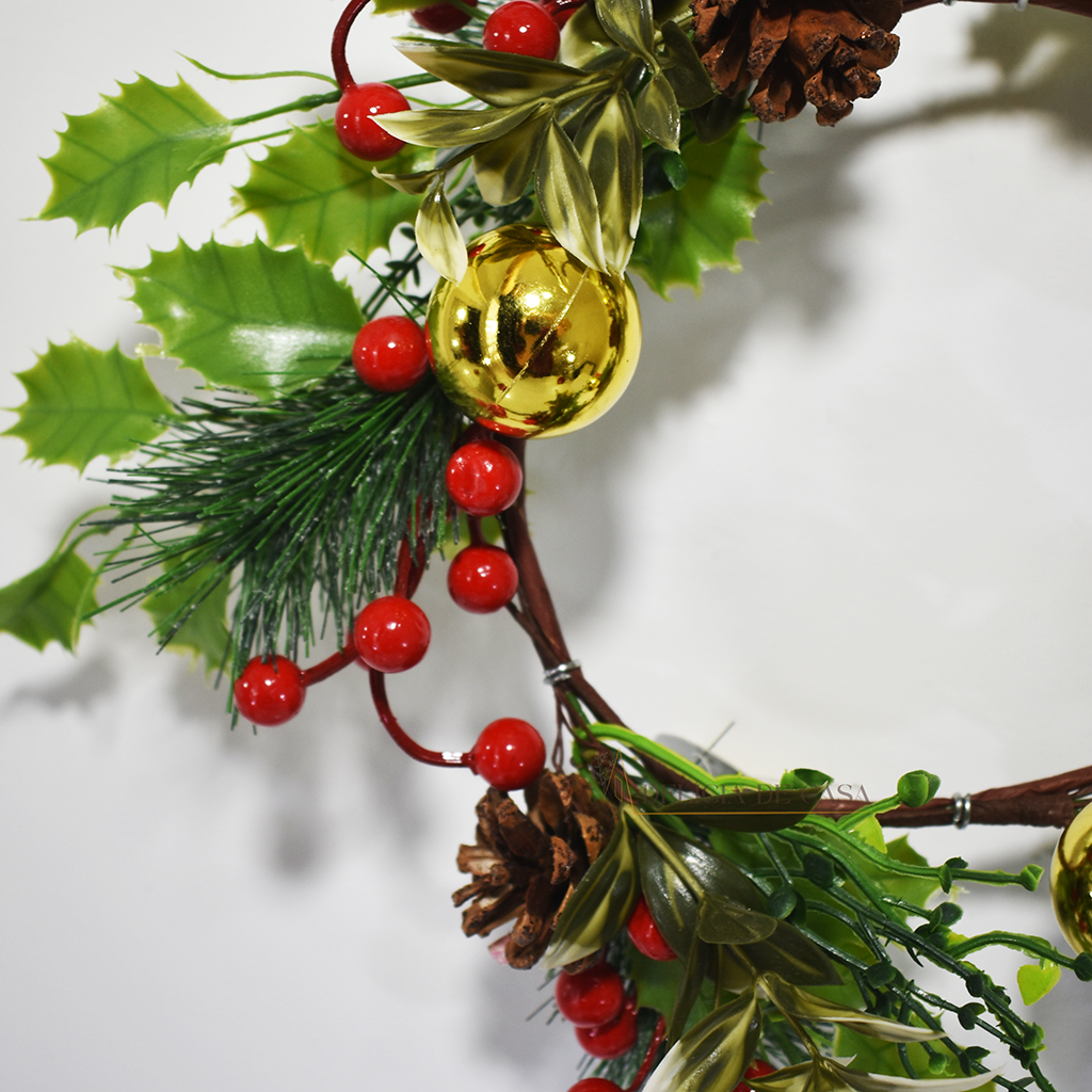 Guirlanda de Natal decorativa com cerejas vermelhas, bolas douradas, pinhas e folhagens verdes, ideal para pendurar na porta ou parede e decorar a casa no Natal.