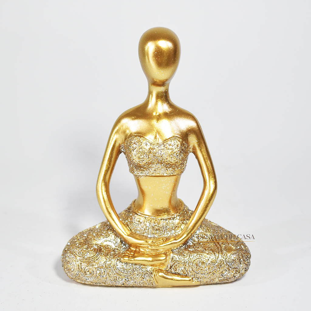 Trio de estátuas douradas com glitter representando posturas de ioga, ideal para decoração zen e ambientes de meditação.