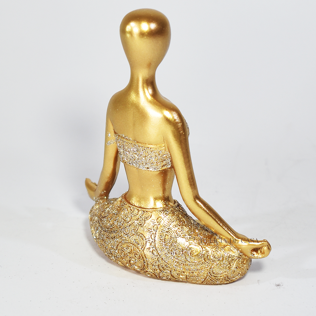 Trio de estátuas douradas com glitter representando posturas de ioga, ideal para decoração zen e ambientes de meditação.
