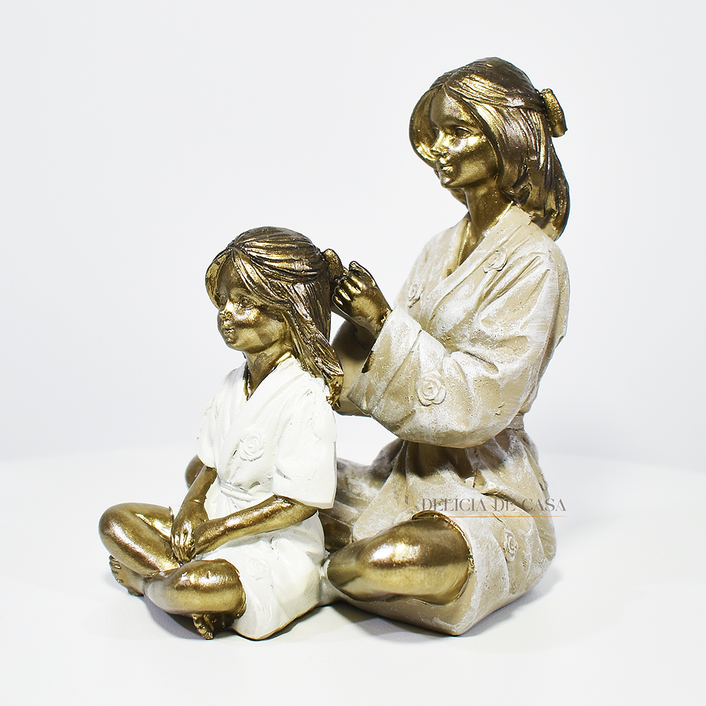 Escultura decorativa mãe e filha em resina dourada, peça elegante e simbólica para decoração de sala, quarto ou estante.