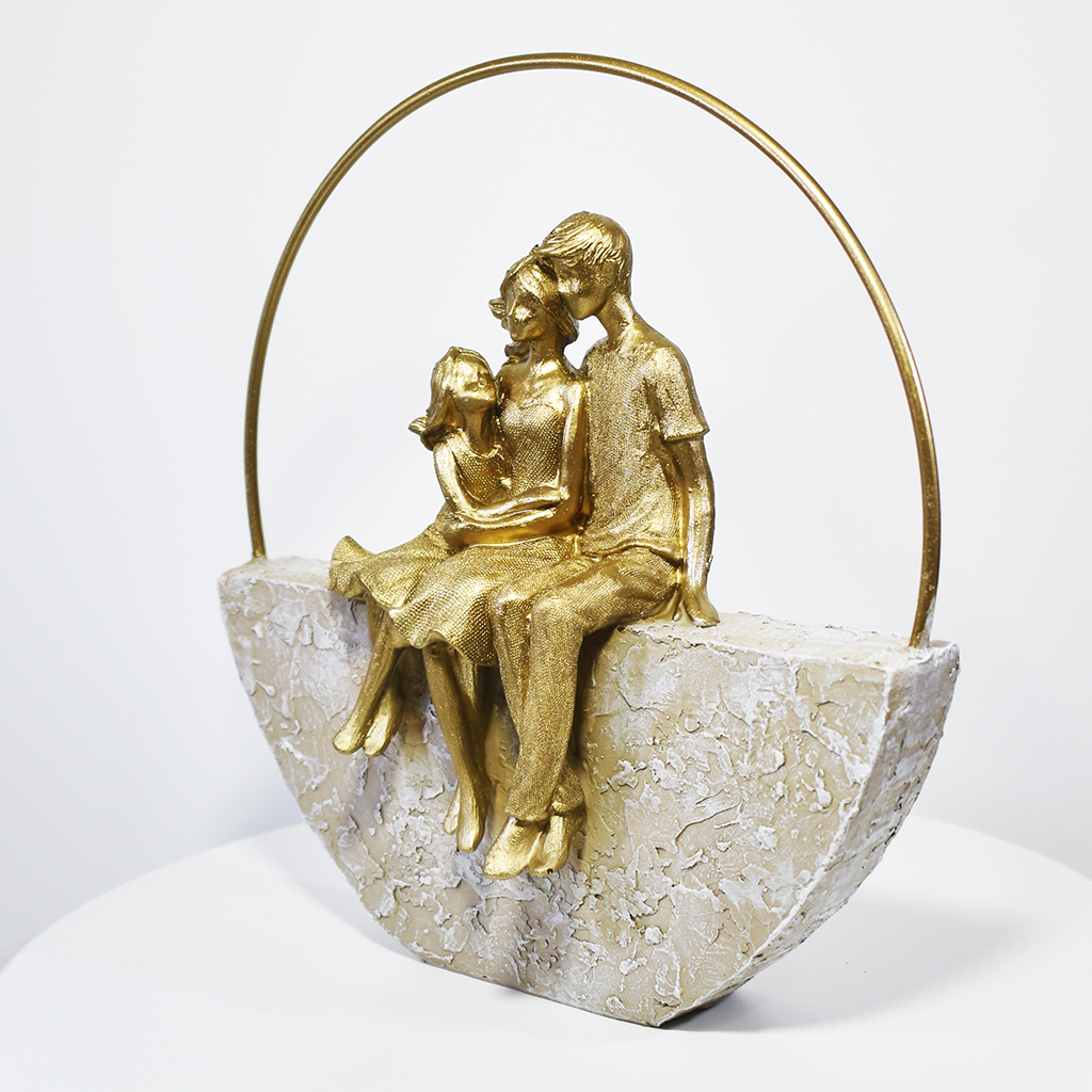 Escultura decorativa dourada de casal com filha em resina, peça elegante e simbólica para decoração de casa, sala ou quarto.